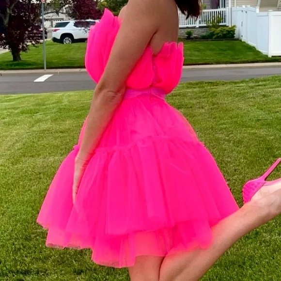 Hot Pink Strapless Toole dress with bow. - Picture 3 of 3